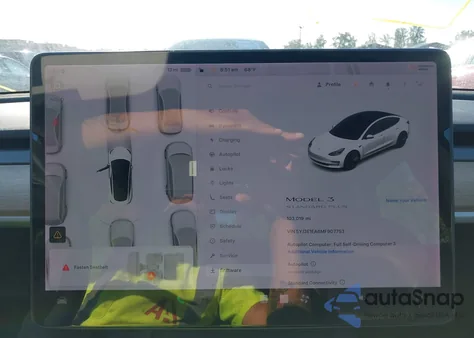 2021 Tesla Model 3 Standard Range Plus Rear-Wheel Drive z USA, uszkodzony, nr VIN 5YJ3E1EA6MF907753